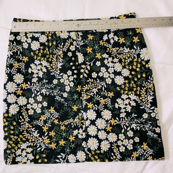 Daisy Embroidered Mini Skirt - Picture 7 of 10